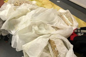 20kg vàng được giấu quanh người 5 hành khách (ảnh dantri)

