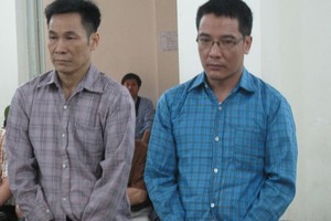 Hai bị cáo tại tòa.