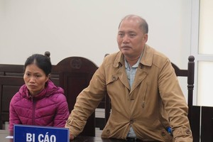 Hai bị cáo tại tòa.