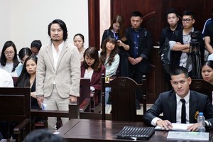 Đạo diễn Hoàng Nhật Nam (đứng) và đạo diễn Việt Tú.