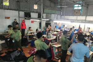 Xưởng sản xuất "nhái" The North Face thời điểm lực lượng chức năng ập đến kiểm tra.