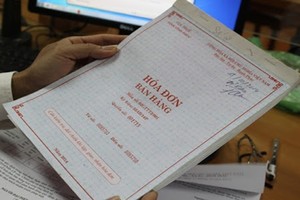 Hàng sản xuất bị hỏng phải tiêu hủy, tranh thủ bán hóa đơn khống, giám đốc và kế toán bị truy tố