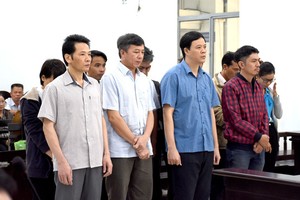 Các bị cáo tại phiên tòa sơ thẩm. Ảnh: Tuổi trẻ.