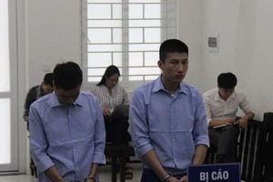 Hai bị cáo tại tòa.
