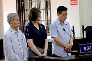 Các bị cáo tại phiên tòa sơ thẩm hồi giữa năm 2020. Ảnh: Nhân dân.