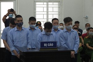 Các bị cáo hầu tòa.