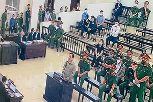 Phan Văn Anh Vũ và các bị cáo hầu tòa.