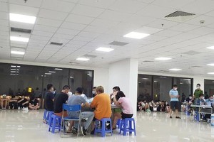 Nhóm người Trung Quốc bị phát hiện ở chung cư Florence bất hợp pháp. Ảnh: An ninh thủ đô.