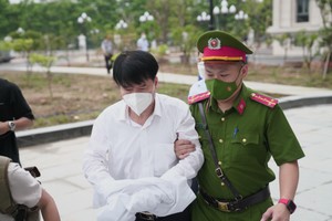 Ông Trương Quốc Cường bị dẫn giải đến tòa án.