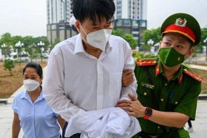 Bị cáo Trương Quốc Cường bị dẫn giải đến tòa. Ảnh: Zing.vn