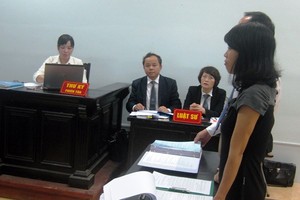 Quang cảnh phiên tòa xét xử hồi sơ thẩm tháng 9/2015