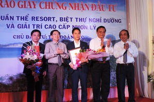 Lãnh đạo tỉnh Bình Định trao Giấy chứng nhận đầu tư và tặng hoa cho Tập đoàn FLC