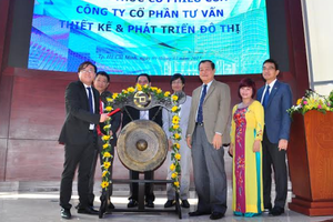 Ông Vũ Đình Nhân (ngoài cùng bên trái) đánh cồng tại Lễ niêm yết CDO