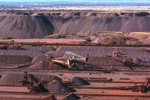 Đi tìm lời giải cho việc giá quặng sắt đi ngược chiều xu hướng các hàng hóa khác