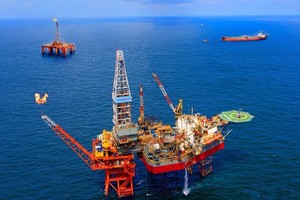 Bloomberg: Cần hàng thập kỷ để giá dầu hồi phục trở lại như ban đầu