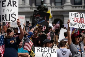 Các cuộc biểu tình và người dân không đeo khẩu trang khiến Mỹ đối mặt với làn sóng bùng phát dịch Covid-19 thứ 2 (Ảnh minh họa: Internet)