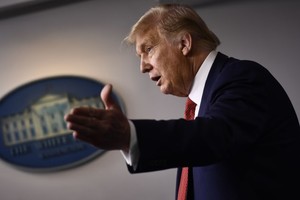 Chính quyền Trump cân nhắc phê duyệt khẩn cấp vắc xin Covid-19 của Anh trước ngày bầu cử