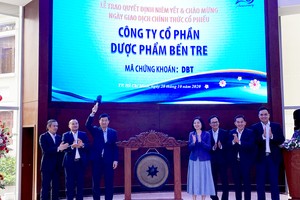 Ông Vũ Quang Đông, Phó chủ tịch HĐQT DBT đánh cồng khai trương phiên giao dịch mới tại HOSE