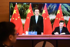 Thủ tướng Trung Quốc Lý Khắc Cường và Bộ trưởng Thương mại Trung Quốc Chung San trong buổi lễ ký kết Hiệp định Đối tác Kinh tế Toàn diện Khu vực (RCEP) tại hội nghị cấp cao ASEAN được tổ chức trực tuyến vào ngày 15/11/2020. Nguồn: AFP