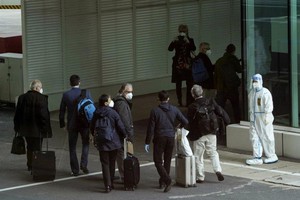 Các thành viên của nhóm Tổ chức Y tế Thế giới đến sân bay ở Vũ Hán thuộc tỉnh Hồ Bắc vào Thứ Năm (14/1/2021). Nguồn: AP