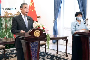 Bộ trưởng Ngoại giao Trung Quốc Vương Nghị nói chuyện với giới truyền thông tại Jakarta (Indonesia) hôm thứ Tư (13/1). Nguồn: AP