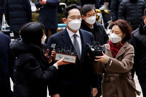 Người thừa kế Tập đoàn Samsung Lee Jae Yong đến tòa án ở Seoul. Nguồn: Reuters