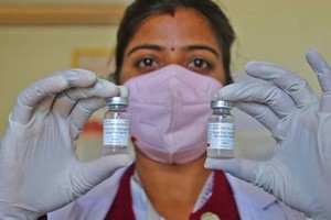 Một bác sĩ cầm các lọ vắc xin Covid-19 Covaxin trong đợt tiêm chủng trên toàn quốc ở Jaipur, Rajasthan, Ấn Độ, Thứ Bảy ngày 6/2/2021. Ảnh: Getty Images