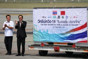 Thủ tướng Thái Lan Prayuth Chan-ocha và Bộ trưởng Y tế Anutin Charnvirakul tại bay quốc tế Suvarnabhumi ở Bangkok ngày 24/2/2021. Nguồn: Reuters