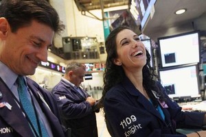 Tại sao nữ giới đầu tư chứng khoán, tiền điện tử... hiệu quả hơn nam giới?