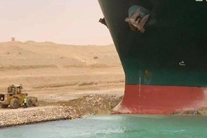 Mũi tàu container Ever Given mắc cạn ở kênh đào Suez ngày 23/3