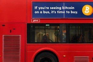 Một quảng cáo về Bitcoin trên xe buýt ở khu West End ở Anh
