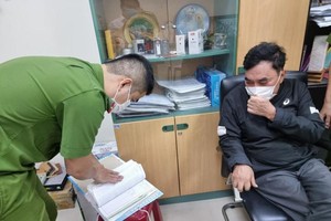 Cơ quan Công an thực hiện khám xét nơi làm việc của ông Nguyễn Quang Trung tại 38 Nguyễn Chí Thanh, quận Hải Châu. (Nguồn: Công an Nhân dân)