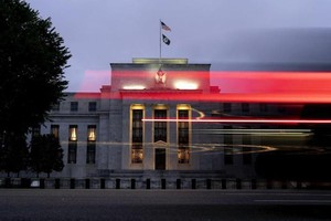 Fed châm ngòi cho chính sách thắt chặt toàn cầu mạnh nhất trong nhiều thập kỷ
