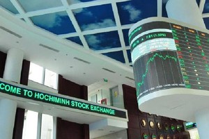 Bloomberg: Chứng khoán Việt Nam giảm sâu do mạnh tay xử lý vi phạm, nhưng là điều tốt cho thị trường trong dài hạn