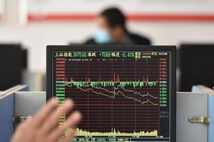 Trung Quốc kêu gọi các nhà đầu tư lớn mua cổ phiếu sau khi thị trường giảm mạnh