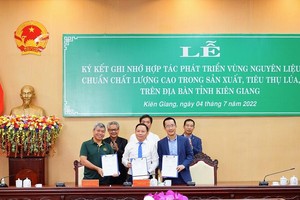 Đại diện các bên tại lễ ký kết ghi nhớ hợp tác phát triển vùng nguyên liệu trong sản xuất tiêu thụ lúa gạo.