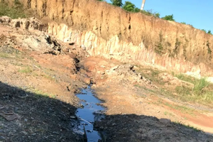 Nước thải của Nhà máy sản xuất ván ép Thăng Long chưa qua xử lý thải ra môi trường (Nguồn: Công an tỉnh Quảng Bình).