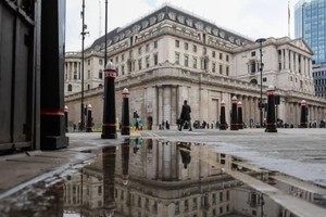 Anh tung ra đợt tăng lãi suất lớn nhất trong 27 năm, cảnh báo suy thoái kéo dài