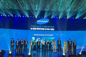 Tập thể lãnh đạo Gemadept, quý khách hàng và đối tác khui sâm banh