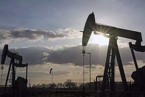 Căng thẳng trong lĩnh vực tài chính làm phức tạp triển vọng đối với giá dầu thô