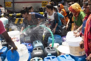 Sóng nhiệt, lốc xoáy đang tác động đến thị trường chứng khoán khắp châu Á