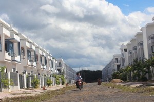 Nhiều dãy nhà trong KDC Tân Thịnh đã được hoàn thành, bán cho người dân
