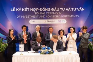 Ông Thomas Jacobs, Giám đốc Quốc gia IFC tại Việt Nam, Campuchia và Lào (trái) ký kết hợp đồng tư vấn cùng ông Mai Thụy Nhân, Tổng Giám đốc GS25 Việt Nam, TP Hồ Chí Minh