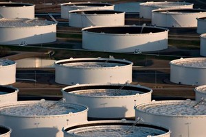 Thị trường dầu mỏ dễ bị tổn thương hơn trước những cú sốc do lãi suất tăng