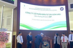 Ông Trần Mạnh Hùng, Chủ tịch HĐQT CTCP Đầu tư Sài Gòn VRG đánh cồng chính thức niêm yết cổ phiếu SIP trên sàn HOSE.