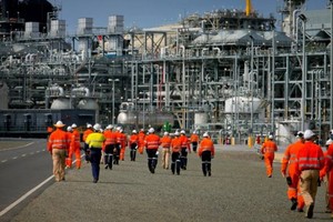 Công nhân tại một nhà máy LNG ở Queensland, Úc