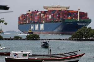 Các nhà khai thác kênh đào Panama cắt giảm lượng tàu qua lại khi hạn hán ngày càng trầm trọng