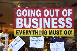 Tình trạng phá sản doanh nghiệp và vỡ nợ gia tăng là một trở ngại khác cho nền kinh tế Mỹ