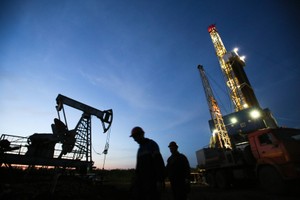 Thị trường dầu mỏ bất ngờ trước sản lượng của Mỹ tăng mạnh