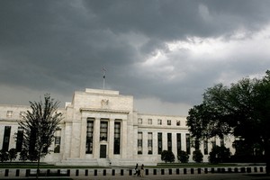 Động thái trì hoãn cắt giảm lãi suất của Fed gây bất lợi cho các ngân hàng trung ương khác trên toàn cầu